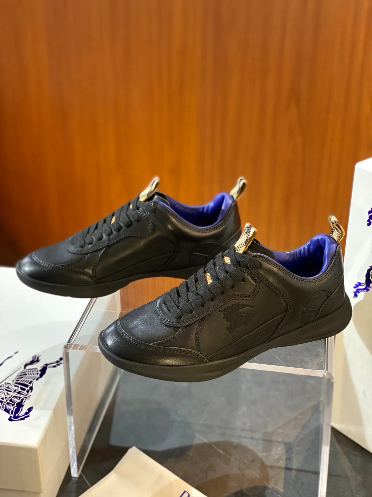 Men's men's shoes💰p420 "Burber＊" SU25 new MATRIX retro sneakers in calfskin. The main style of the summer fashion show is retro and casual, lightweight and comfortable. Burberry made its debut at the brand's 2025 summer fashion show. Made of refined Italian leather with tonal topstitching details, it's inspired by sporty design. Paired with lightweight soles and Burberry check sneakers, they are embellished with embroidery of the brand's Equestrian Knight logo (EKD). - Lace-up design - EKD embroidery on the side - EKD embroidery on the sole Size 38-44